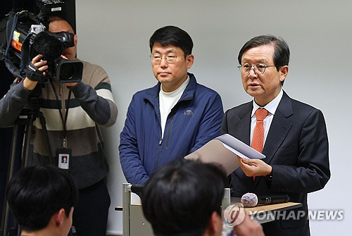 기자회견하는 윤석열 대통령 변호인단.<연합뉴스>